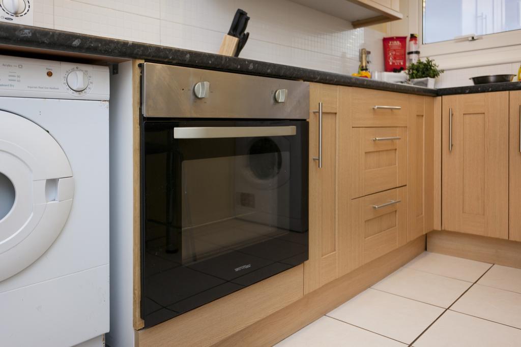 Victoria Centre Apartments In The Victoria Centre Shopping Centre - Nottingham City Centre - 24 Hour Access - Most Central Location, Kitchen - Sunday Check-Out 1Pm - Opposite Hilton By Restaurants & Shops - Outdoor Parking Cars Or Vans Five Pounds A Экстерьер фото